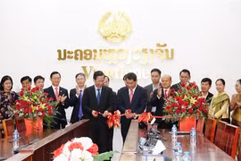 Lễ cắt băng và đi vào sử dụng phòng họp trực tuyến do Ủy ban Nhân dân thành phố Hồ Chí Minh tài trợ cho Ủy ban Nhân dân thủ đô Vientiane. (Ảnh: Đỗ Bá Thành/TTXVN)