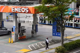 Năm ngoái, nhà bán lẻ xăng dầu lớn nhất Nhật Bản ENEOS Holdings đã quyết định mua lại quyền vận hành mạng lưới sạc điện của Tập đoàn NEC nhằm đón đầu xu hướng sử dụng xe điện trong tương lai. (Ảnh: Bloomberg/TTXVN)