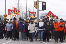 Người lao động tham gia đình công yêu cầu tăng lương tại Kingston (Canada) ngày 19/4/2023. (Ảnh: AFP/TTXVN)