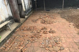 Di vật thu được tại hố khai quật thứ hai tại di tích Thành Quèn. (Ảnh: TTXVN phát)