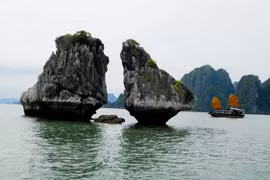 Hòn Trống Mái trên Vịnh Hạ Long. (Ảnh: Đình Na/TTXVN)