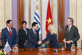 Chủ tịch Quốc hội Vương Đình Huệ và Chủ tịch Thượng viện Uruguay Beatriz Argimon tại Lễ ký thoả thuận giữa Quốc hội nước Cộng hòa xã hội chủ nghĩa Việt Nam và Nghị viện Đông Uruguay sáng 27/4/2023 (theo giờ địa phương). (Ảnh: Doãn Tấn/TTXVN)
