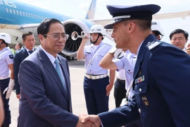 Quan chức Chính phủ Brazil đón Thủ tướng Phạm Minh Chính đến Thủ đô Brasilia. (Ảnh: Dương Giang/TTXVN)