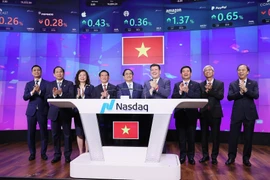 Thủ tướng rung chuông khai mạc phiên giao dịch NASDAQ. (Ảnh: Dương Giang/TTXVN)