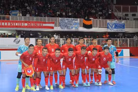 Đội tuyển Futsal Việt Nam chụp hình lưu niệm trước trận giao hữu gặp Đội tuyển Futsal Argentina trong khuôn khổ chuyến tập huấn tại Nam Mỹ. (Ảnh: Ngọc Tùng/TTXVN)