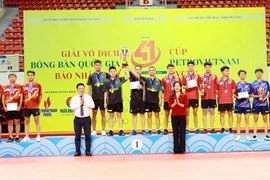 Ban Tổ chức trao giải nội dung Đồng đội Nam. (Ảnh: Đức Hiếu/TTXVN)