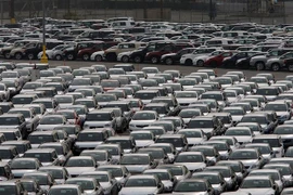 Ôtô mới tại trung tâm phân phối của Toyota ở cảng Long Beach, bang California (Mỹ). (Ảnh: AFP/TTXVN)