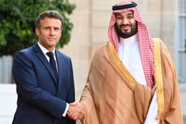 Tại cuộc hội đàm giữa Tổng thống Pháp Emmanuel Macron và Thái tử Saudi Arabia Mohammed bin Salman tại Paris ngày 29/7/2022, hai bên đã nhất trí thúc đẩy hợp tác trong lĩnh vực năng lượng tái tạo. (Ảnh: AFP/TTXVN)