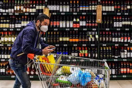 Người dân mua sắm tại một siêu thị ở Milan (Italy). (Ảnh: AFP/TTXVN)