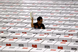 Các hòm phiếu được chuẩn bị tại một địa điểm ở Jakarta (Indonesia), trước khi được đưa đến các điểm bỏ phiếu, hồi tháng 4/2019. (Nguồn: Reuters)