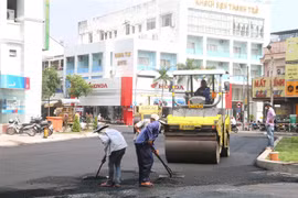 Công trình nâng cấp mở rộng đường Hùng Vương (đoạn từ cầu Long Bình 1 đến Lê Lợi) do Ủy ban Nhân dân thành phố Trà Vinh làm chủ đầu tư. (Ảnh: Thanh Hòa/TTXVN)