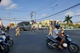 Hiện trường vụ tại nạn nghiêm trọng khiến hai người đi xe máy tử vong tại chỗ. (Ảnh: Huỳnh Anh/TTXVN)