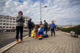 Người dân chờ sơ tán khỏi thành phố Stepanakert, Nagorny-Karabakh ngày 26/9/2023. (Ảnh: AFP/TTXVN)