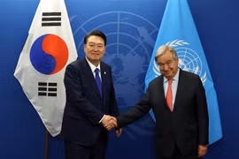 Tổng thư ký Liên hợp quốc Antonio Guterres (phải) và Tổng thống Hàn Quốc Yoon Suk Yeol tại cuộc gặp ở New York (Mỹ), ngày 19/9/2023. (Ảnh: Yonhap/TTXVN)