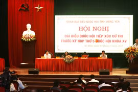 Bộ trưởng Bộ Công an Tô Lâm cùng các đại biểu Quốc hội tỉnh Hưng Yên tiếp xúc cử tri tại thị xã Mỹ Hào. (Ảnh: Đỗ Huyền/TTXVN) 