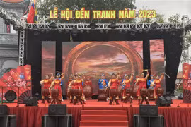 Biểu diễn trống hội tại lễ khai hội truyền thống đền Tranh. Ảnh: Tiến Vĩnh – TTXVN
