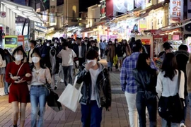Người dân đeo khẩu trang phòng dịch COVID-19 tại Seoul (Hàn Quốc). (Ảnh: Yonhap/TTXVN)