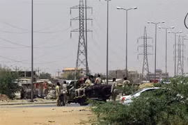 Xe quân sự trên một đường phố ở Khartoum (Sudan), ngày 15/4/2023. (Ảnh: AFP/TTXVN)