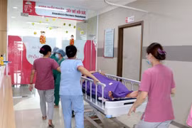 Nhân viên y tế khoa sản nhi tại Bệnh viện Quốc tế Phương Châu Sóc Trăng cấp cứu bệnh nhân. (Ảnh: Trung Hiếu/TTXVN)