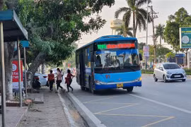 Các phương tiện lưu thông trên đường Nguyễn Tất Thành, thành phố Vĩnh Yên (Vĩnh Phúc). (Ảnh: Nguyễn Trọng Lịch/TTXVN)