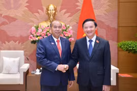 Phó Chủ tịch Quốc hội Nguyễn Khắc Định và Chủ nhiệm Uỷ ban các Dân tộc Quốc hội Lào Khamchanh Sotapaserth. (Nguồn: Cổng Thông tin điện tử Quốc hội)