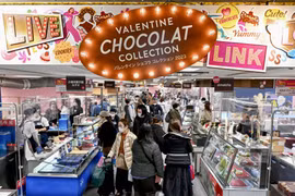 Người dân mua chocolate trước ngày Lễ tình yêu tại một cửa hàng bách hóa ở Osaka (Nhật Bản). (Nguồn: Kyodo/The Japan Times)