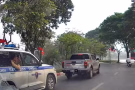 Ôtô bán tải không nhường đường cho xe ưu tiên. (Nguồn: Công an nhân dân)