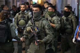 Lực lượng an ninh Israel được triển khai sau các cuộc đụng độ với người Palestine tại đền Al-Aqsa (Israel gọi là Núi Đền) ở Đông Jerusalem, ngày 5/4/2023. (Ảnh: AFP/TTXVN)