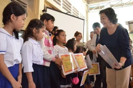 Khám bệnh, trao học bổng cho người nghèo và Việt kiều ở Campuchia