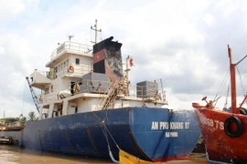 Cứu hộ thành công tàu 2.000 tấn bị nước tràn trên sông Đồng Nai