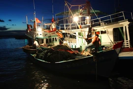 Ngư dân Kiên Giang chuẩn bị ngư cụ để ra khơi. (Ảnh: Ngọc Hà/TTXVN)