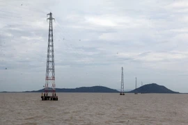 Đưa điện lưới quốc gia ra xã Hòn Tre, huyện đảo Kiên Hải, Kiên Giang. (Ảnh: Lê Huy Hải/TTXVN) 