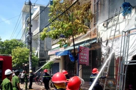 Cảnh sát phòng cháy chữa cháy Quảng Ngãi tích cực dập lửa. (Ảnh: Vĩnh Trọng/TTXVN)