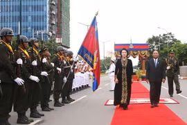 Chủ tịch Quốc hội Campuchia Samdec Heng Samrin và Chủ tịch Quốc hội Nguyễn Thị Kim Ngân tại Lễ đón chính thức. (Ảnh: Trọng Đức/ TTXVN)