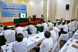 Hội đồng sơ khảo Giải báo chí Quốc gia lần thứ X chấm thể loại báo hình. (Ảnh: Minh Quyết/TTXVN)