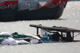 Ghe mang biển kiểm soát AG-20447 bị chìm trên sông Hậu sau khi xảy ra va chạm. (Ảnh: Thanh Sang/TTXVN)