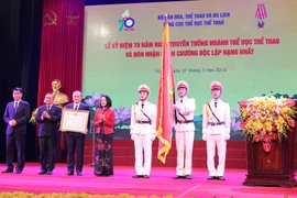 Bà Trương Thị Mai, Ủy viên Bộ Chính trị, Bí Thư Trung ương Đảng, Trưởng ban Dân vận Trung ương trao Huân chương Độc lập hạng Nhất cho Tổng cục Thể dục Thể thao. (Ảnh: Quốc Khánh/TTXVN)