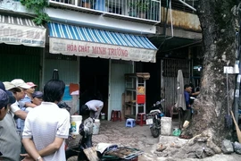 Hiện trường cửa hàng nơi xảy ra nổ hóa chất. (Ảnh: Mạnh Linh/TTXVN)