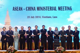 Các trưởng đoàn dự Hội nghị Bộ trưởng Ngoại giao ASEAN-Trung Quốc ở Vientiane, ngày 25/7, chụp ảnh chung. (Nguồn: THX/TTXVN)