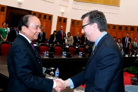 Thủ tướng Nguyễn Xuân Phúc với Chủ tịch kiêm Giám đốc điều hành Hội đồng Kinh doanh Hoa Kỳ-ASEAN, ông Alexander Feldman. (Ảnh: Thống Nhất/TTXVN)