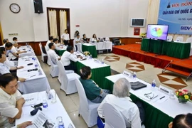 Hội đồng sơ khảo Giải báo chí Quốc gia lần thứ X chấm thể loại báo hình. (Ảnh: Minh Quyết/TTXVN)