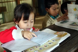 Các em học sinh tại lớp học tình thương trên đảo Hòn Chuối. Ảnh chụp tháng 2/2009. (Ảnh: Huy Hùng/TTXVN)