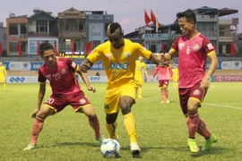 Một pha chanh chấp bóng giữa cầu thủ 2 đội. (Ảnh: Trịnh Duy Hưng/TTXVN)