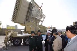 Tổng thống Hassan Rouhani (thứ 3 trái) và Bộ trưởng Quốc phòng Hossein Dehghan (trái) đứng trước hệ thống phòng thủ tên lửa mới mang tên Bavar 373. (Nguồn: EPA/TTXVN)