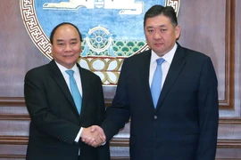 Thủ tướng Chính phủ Nguyễn Xuân Phúc hội kiến Chủ tịch Quốc hội Mông Cổ Miyegombo Enkhbold. (Ảnh: Thống Nhất/TTXVN)