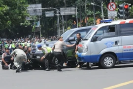 Lực lượng an ninh Indonesia giao tranh với các tay súng ở Jakarta ngày 14/1. (Nguồn: THX/TTXVN)