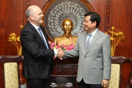 Bí thư Thành ủy Đinh La Thăng tiếp ông Steven Joyce, Bộ trưởng phụ trách Phát triển Kinh tế, Giáo dục Đại học, Kỹ năng và Việc làm, Khoa học và Sáng tạo New Zealand. (Ảnh: Phương Vy/TTXVN)