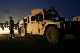 Cảnh sát đứng khác ở một địa điểm gần hiện trường vụ nổ, ngày 1/8. (Nguồn: Reuters)