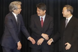 Thứ trưởng Bộ Thương mại Hàn Quốc Kim Hak-Do (giữa), Thứ trưởng Bộ thương mại Trung Quốc Vương Thụ Văn (phải) và Thứ trưởng Bộ Ngoại giao Nhật Bản Keiichi Katakami (trái). (Nguồn: EPA/TTXVN)