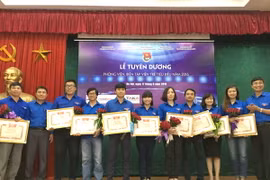 Các phóng viên, biên tập viên trẻ tại lễ tuyên dương. (Ảnh: PV/Vietnam+)